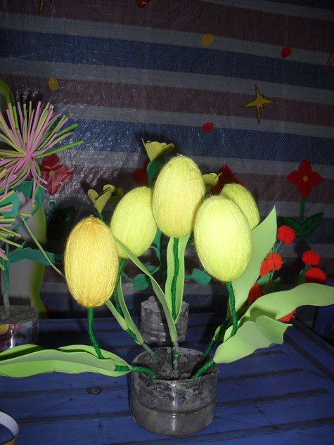 Những đóa hoa tự chế từ len, xốp… là đồ dùng dạy trẻ của cô giáo vùng cao Nậm Mười